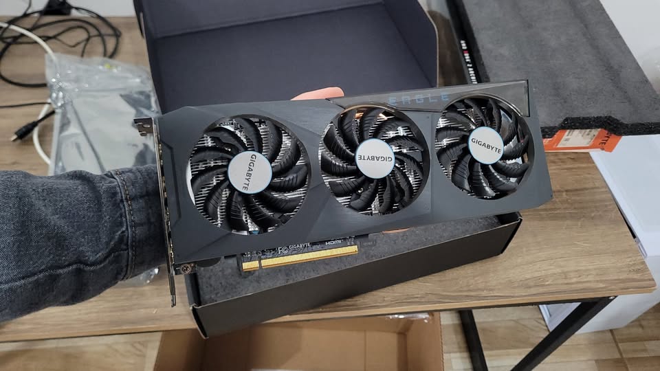 RX6600Eagle02